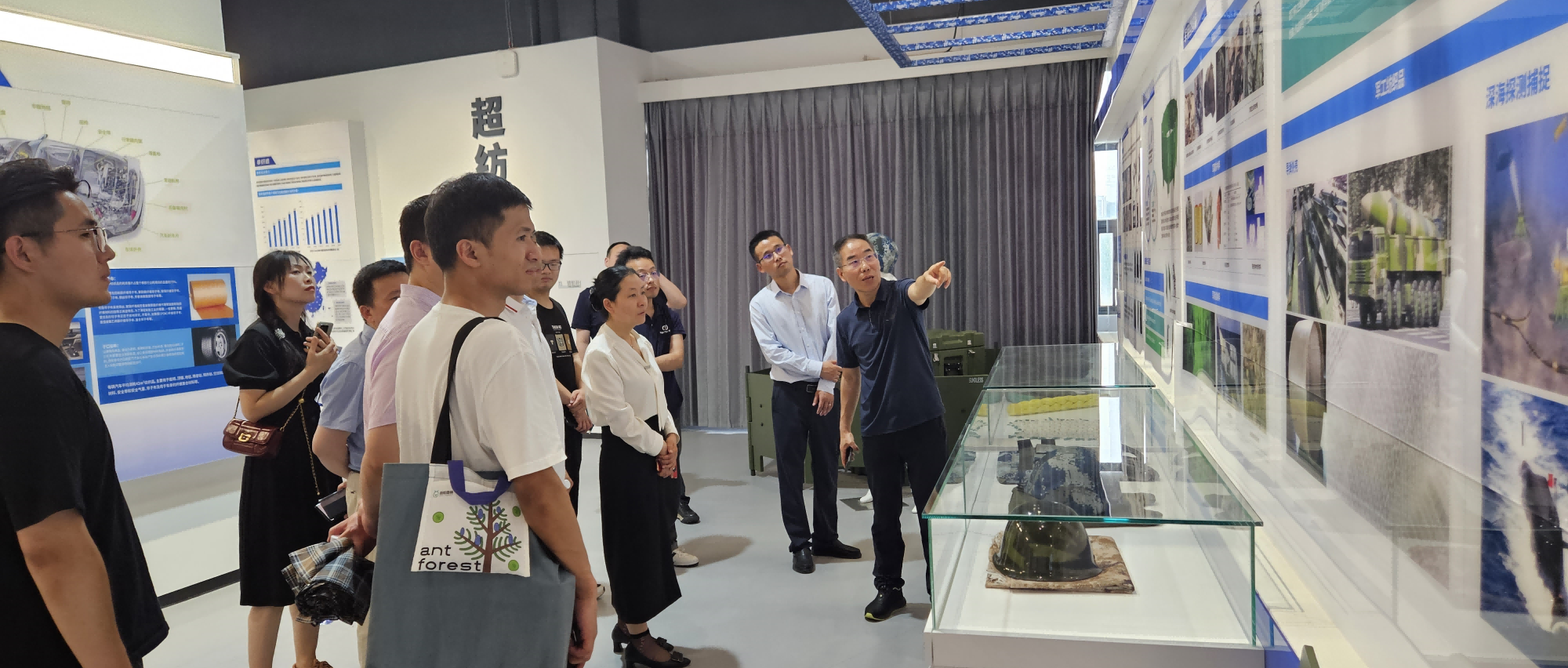 中南医院参观尊龙凯时医疗创新研究院合作高校武汉纺织大学，共探医纺结合创新之路